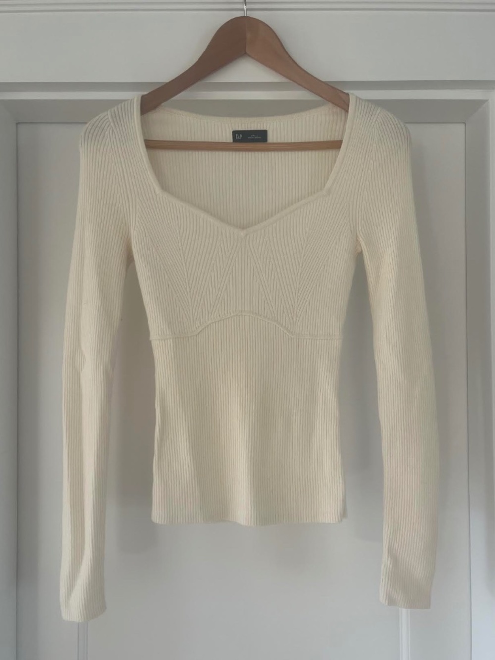 Ribbed Off-white GAP Sweater with Sweetheart Neckline Size Small